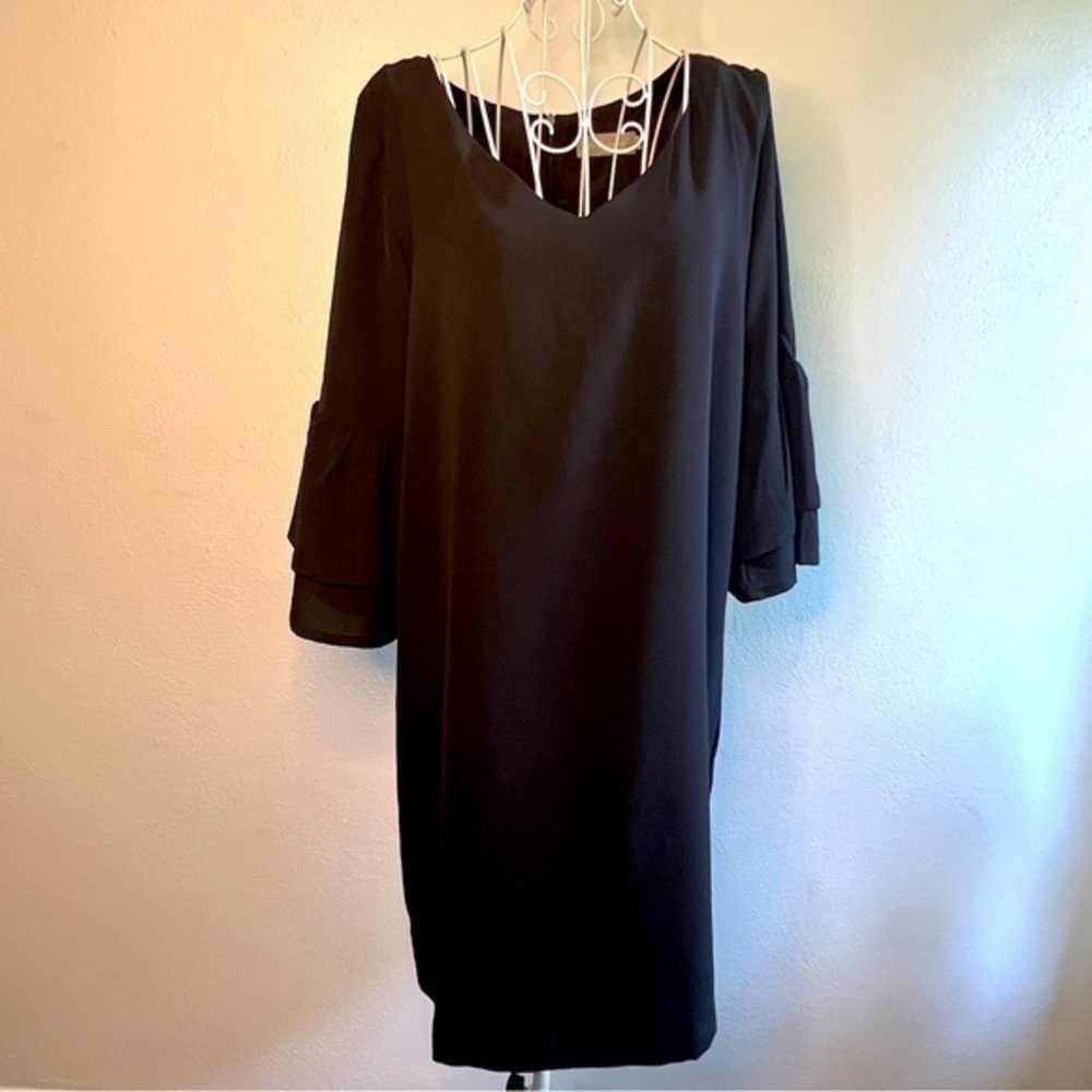 Belongsci black v-neck dress w/three-quarter length sleeves, Sz M. Preowned. EUC